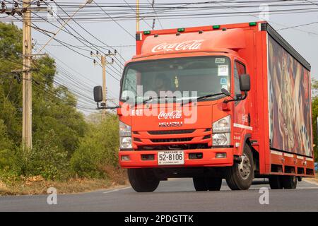 BANGKOK, THAILAND, 11 2023. MÄRZ, der Truck liefert Coca-Cola-Getränke Stockfoto