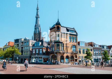 Leeuwarden Niederlande 2018. Mai, heller Sommertag an den Kanälen der Altstadt mit Menschen auf Fahrrädern in der Stadt. Stockfoto