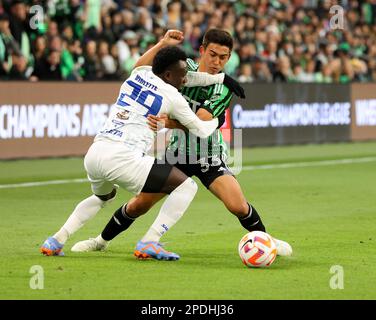 Austin, Texas, USA. 14. März 2023. Der FC Austin Mittelfeldspieler Owen Wolff (33) kämpft am 14. März 2022 in Austin gegen Violette Defender Dumy Fede (29), um bei einem CONCACAF Champions League-Spiel in Austin besessen zu werden. Austin gewann 2-0, aber Violette gewann die Runde bei Aggregate, 3:2. (Kreditbild: © Scott Coleman/ZUMA Press Wire) NUR REDAKTIONELLE VERWENDUNG! Nicht für den kommerziellen GEBRAUCH! Stockfoto