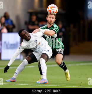 Austin, Texas, USA. 14. März 2023. Austin FC Forward Jon Gallagher (17) arbeitet gegen Violette Defender Dumy Fede (29) während eines CONCACAF Champions League-Spiels am 14. März 2022 in Austin. Austin gewann 2-0, aber Violette gewann die Runde bei Aggregate, 3:2. (Kreditbild: © Scott Coleman/ZUMA Press Wire) NUR REDAKTIONELLE VERWENDUNG! Nicht für den kommerziellen GEBRAUCH! Stockfoto