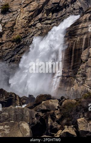 Strömungsmuster in einem Abschnitt des Wapama-Wasserfalls des Yosemite-Nationalparks. Stockfoto