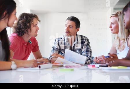 Die Wahl des perfekten Farbtons. Eine Gruppe von Innenarchitekten, die in ihrem Atelier über Farben entscheiden. Stockfoto