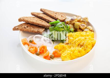 Geräucherter Lachs mit Dillcreme, Kapern und Rührei Stockfoto