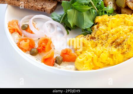 Geräucherter Lachs mit Dillcreme, Kapern und Rührei Stockfoto