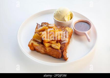 Apfelkuchen french Toast mit Eis und Ahornsirup. Stockfoto