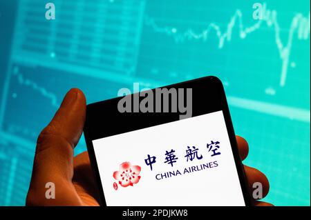 China. 15. Februar 2023. In dieser Fotoabbildung wird das Logo der taiwanesischen China Airline auf einem Smartphone mit einer Grafik des Börsenindex im Hintergrund angezeigt. (Kreditbild: © Budrul Chukrut/SOPA Images via ZUMA Press Wire) NUR REDAKTIONELLE VERWENDUNG! Nicht für den kommerziellen GEBRAUCH! Stockfoto