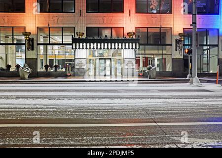 Das historische Wahrzeichen Halle Building in der Euclid Avenue in Cleveland, Ohio, ist nachts beleuchtet, während die Straße am 13. März 2023 beleuchtet ist. Stockfoto