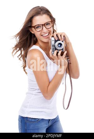 Leben durch Fotografie. Studioportrait einer jungen Frau mit einer Vintage-Kamera. Stockfoto