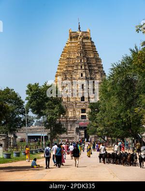 Hampi, Karnataka, Indien - Okt 31 2022: Der dem lord Shiva gewidmete Virupaksha-Tempel befindet sich in Hampi in Karnataka, Indien. Hampi, die Hauptstadt von Vijaya Stockfoto