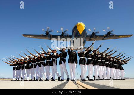 Yuma, Arizona, USA. 28. Februar 2023. USA Marines mit Silent Drill Platoon, Marine Barracks Washington, führen ihre Bohrsequenz während des Blue Angels Fat Albert C-130J Super Hercules Fly-Over an der Marine Corps Air Station Yuma aus. Der Silent Drill Platoon und die Flugbesatzung der Blue Angels hatten ein Fotoshooting auf der MCAS Yuma Landebahn. Kredit: Gideon Schippers/USA Marines/ZUMA Press Wire Service/ZUMAPRESS.com/Alamy Live News Stockfoto