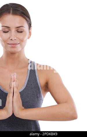 Meditation hilft ihr, sich auf ihr Workout zu konzentrieren. Eine junge brünette Frau, die Meditation praktiziert. Stockfoto