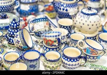 Traditionelles Porzellan aus Boleslawiec im Laden Stockfoto