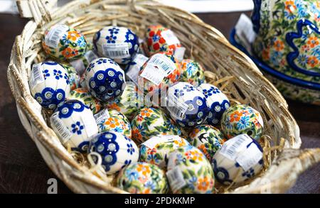 Traditionelle Porzellaneier aus Boleslawiec im Laden Stockfoto