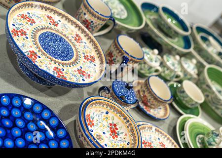 Traditionelles Porzellan aus Boleslawiec im Laden Stockfoto