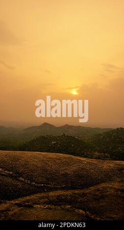 Wunderschöne Landschaften vom Avalabetta Gipfel in Chikaballapur, Karnataka. Malerischer Ort zum Wandern in Ruhe. Stockfoto