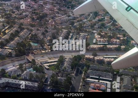 Blick auf das Wohnviertel von Las Vegas, Nevada, USA, vom Flugzeug aus, das sich auf die Landung vorbereitet. Stockfoto