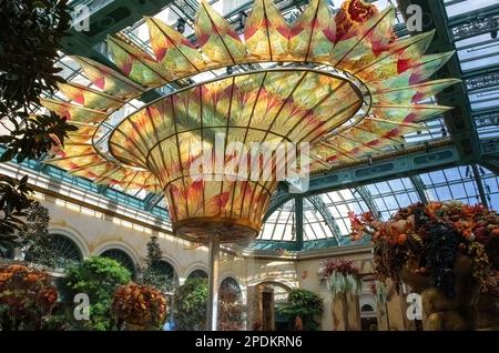 Das Atrium mit Dachfenster bietet eine Nahaufnahme des wunderschönen bunten Glasbrunnens und Dekorationen im Conservatory im Bellagio Hotel und Casino. Stockfoto