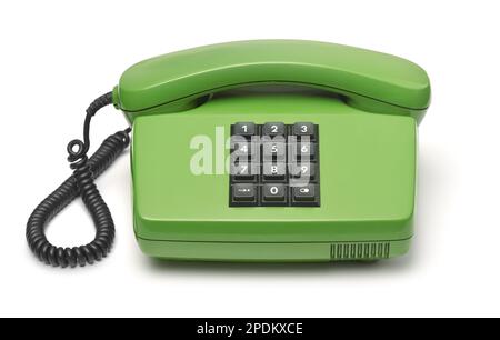 Vorderansicht des grünen, klassischen Festnetztelefons mit Drucktaste, isoliert auf weiß Stockfoto