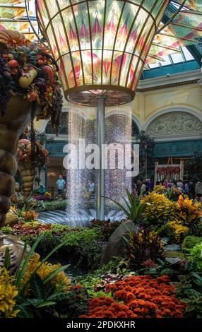 Das Atrium im Bellagio Hotel and Casino in Las Vegas, Nevada, bietet einen wunderschönen, im Herbst gefärbten Glasbrunnen und Blumen Stockfoto