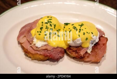 Sehr lecker aussehende Eier benedict serviert in Sadelle's Restaurant im Bellagio Hotel und Casino in Las Vegas, Nevada, USA. Stockfoto