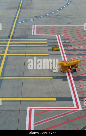 Flughafen abstrakter Blick auf Flughafenausstattung und farbige Markierungslinien auf Asphalt, Flughafen Sydney, Australien. Stockfoto