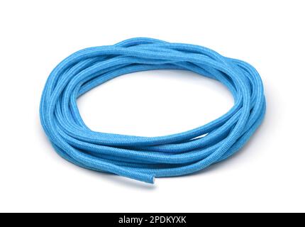 Spule aus blauem, langlebigem dickem Seil, isoliert auf weiß Stockfoto