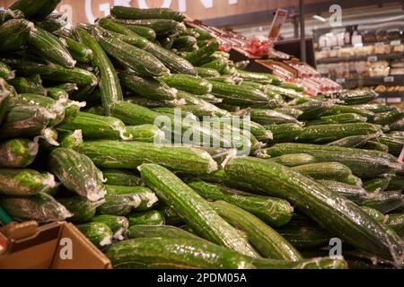 Ein großer Haufen Gurken in einem Laden Stockfoto