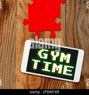 Inspiration mit dem Schild „Gym Time“. Internet-Konzept eine Motivation, um mit dem Training zu beginnen und Fitness zu trainieren Stockfoto