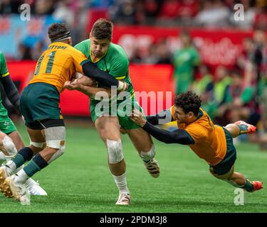 Vancouver, Kanada. 4. März 2023. Bryan Mollen (C) aus Irland wehrt sich während der HSBC Canada Sevens gegen Australien am BC Place ab. Kredit: Stockfoto