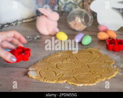 Frauen kneten aus nächster Nähe Ingwerteig und schnitzende Figuren Stockfoto