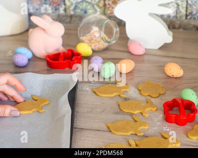 Frauen kneten aus nächster Nähe Ingwerteig und schnitzende Figuren Stockfoto