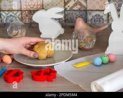 Frauen kneten aus nächster Nähe Ingwerteig und schnitzende Figuren Stockfoto