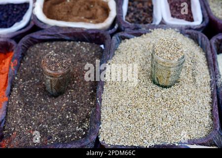 Ein Gewürzverkäufer auf dem Chorsu-Basar in Taschkent, Usbekistan Stockfoto