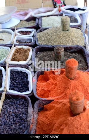 Ein Gewürzverkäufer auf dem Chorsu-Basar in Taschkent, Usbekistan Stockfoto