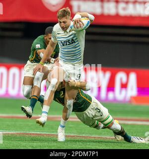 Vancouver, Kanada. 4. März 2023. Matías Osadczuk (C) aus Argentinien wehrt sich während der HSBC Canada Sevens gegen Südamerika am BC Place gegen den Tackle ab. Stockfoto