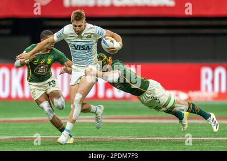 Vancouver, Kanada. 4. März 2023. Matías Osadczuk (C) aus Argentinien wehrt sich während der HSBC Canada Sevens gegen Südamerika am BC Place gegen den Tackle ab. Stockfoto