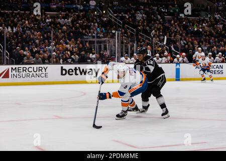 Los Angeles, Kalifornien, USA. 14. März 2023. ADAM PELECH von den New York Islanders der NHL kämpft während eines Spiels in der Crypto.com Arena in Los Angeles, Kalifornien, am 14. März 2023 um den Puck gegen TREVOR MOORE von den Los Angeles Kings (Kreditbild: © Alex Cave/ZUMA Press Wire), NUR REDAKTIONELLE VERWENDUNG! Nicht für den kommerziellen GEBRAUCH! Stockfoto