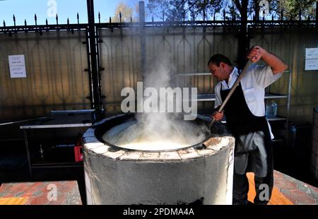 Riesige Kessel überlaufen mit Usbekistans beliebtestem Reisgericht im zentralasiatischen Plov Center in Taschkent, Usbekistan. Stockfoto