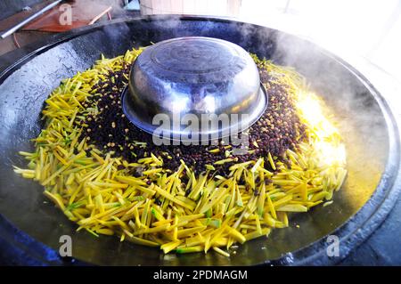 Riesige Kessel überlaufen mit Usbekistans beliebtestem Reisgericht im zentralasiatischen Plov Center in Taschkent, Usbekistan. Stockfoto