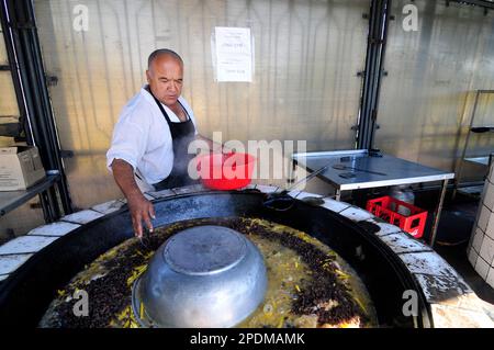 Riesige Kessel überlaufen mit Usbekistans beliebtestem Reisgericht im zentralasiatischen Plov Center in Taschkent, Usbekistan. Stockfoto