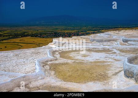 Blick auf trockene traventines in Pamukkale an einem sonnigen Sommertag. Truthahn Stockfoto