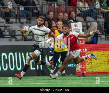 Vancouver, Kanada. 4. März 2023. Ponipati Loganimasi (L) von Fuji wehrt sich während der HSBC Canada Sevens gegen Großbritannien am BC Place gegen den Tackle. Stockfoto