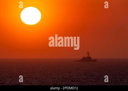 Usa. 10. März 2023. USS Oscar Austin (DDG 79), an Arleigh-Burke Class Guided-Missile Destroyer, Steams in the Atlantic Ocean, 7. März 2023. Ford ist im Atlantik dabei, seine Composite Training Unit Exercise (COMPTUEX) durchzuführen, eine intensive, mehrwöchige Übung, die darauf abzielt, eine Trägerstreikgruppe als zusammenhängende, multimissionale Kampftruppe vollständig zu integrieren und ihre Fähigkeit zur Durchführung nachhaltiger Kampfoperationen vom Meer aus zu testen. Als erstklassiges Schiff von Ford-Flugzeugträgern stellt CVN 78 einen Generationssprung in den USA dar Die Fähigkeit der Navy, Energie auf ein gl zu projizieren Stockfoto