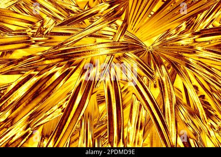 Goldene Palme hinterlässt Hintergrund, Blattstruktur aus Gold, tropisches Blattgemisch aus gelbem Metall, Astmuster aus Metall mit Blumenmuster, Pflanzenschmuck Stockfoto