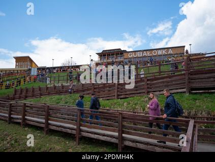 Blick auf den Gubałówka, den berühmtesten Gipfel in der Hauptstadt der polnischen Tatra, Zakopane. Stockfoto