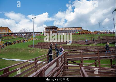 Blick auf den Gubałówka, den berühmtesten Gipfel in der Hauptstadt der polnischen Tatra, Zakopane. Stockfoto