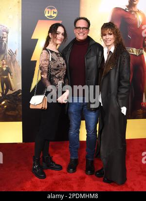 Los Angeles, Kalifornien, USA 14. März 2023 (L-R) Ondine Caollla Bader, Schauspieler Diedrich Bader und Ehefrau Dulcy Rogers nehmen an der Premiere von Warner Bros. Teil Shazam! Fury of the Gods im Regency Village Theatre am 14. März 2023 in Los Angeles, Kalifornien, USA. Foto: Barry King/Alamy Live News Stockfoto