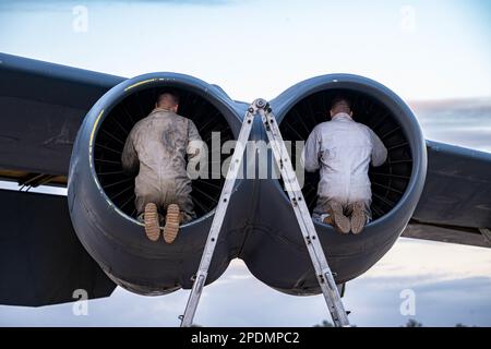 Luftwaffenstützpunkt Moran, Spanien. 7. März 2023. Staff Sgt. David Petrie und Staff Sgt. Timothy Petterson, Crewchefs der 23. Geschwader-Bombenstaffel, untersuchen den Motor einer B-52H Stratofestung nach der Landung auf dem Moran-Luftwaffenstützpunkt, Spanien, im März. 7, 2023. Bombermissionen demonstrieren die Glaubwürdigkeit unserer Streitkräfte bei der Bewältigung eines globalen Sicherheitsumfelds, das vielfältiger und unsicherer ist als zu jedem anderen Zeitpunkt in der jüngsten Geschichte. Kredit: USA Air Force/ZUMA Press Wire Service/ZUMAPRESS.com/Alamy Live News Stockfoto