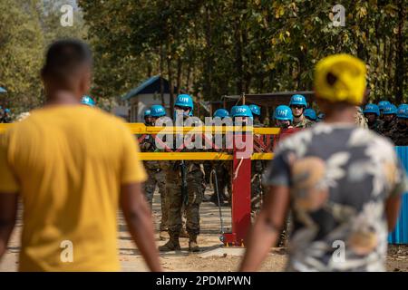 Bangladesch. 6. März 2023. Ein Mitglied der Oregon Army National Guard der 3-116 Cavalry Unit, Charlie Company, erteilt zwei lokalen Rollenspielern Befehle, die während des Checkpoint Trainings im Rahmen der Übung Tiger Lightning 2023 im Bangladesh Institute of Peace Support Operation Training (BIPSOT) Center bei Dhaka, Bangladesch, 6. März 2023 Hilfe suchen. Tiger Lightning 2023, eine von den USA gesponserte bilaterale Übung Das Kommando Indo-Pacific unter der Leitung der Streitkräfte Bangladeschs arbeitet jedes Jahr daran, die Bereitschaft zur Friedenssicherung in Bangladesch zu stärken, die Interoperabilität zu fördern und die Partnerschaft zwischen Bangladesch zu stärken Stockfoto