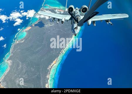 Atlantik. 28. Februar 2023. Ein Flugzeug Der Kategorie A-10C Thunderbolt II, das dem 23. Flügel, Luftwaffenstützpunkt Moody, Georgia, zugewiesen wurde, erhält Treibstoff von einem KC-135 Stratotanker, der dem 6. Luftwaffenstützpunkt über dem Atlantischen Ozean, Februar, zugewiesen wurde. 28, 2023. Die 50. Luftwaffe heizte die Warthogs an, als sie von der Operation "Forward Tiger", einer Übung der Luftwaffe im Süden, nach Hause zurückkehrten. Die Übung wurde entwickelt, um die Kampfbereitschaft neben humanitärer Hilfe und Katastrophenabwehrkapazitäten zu verbessern, und ermöglichte es den Flugzeugen, mit der Dominikanischen Luftwaffe und der Verteidigung Jamaikas für zu trainieren Stockfoto